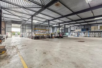 2 Avenue Des 3 Peuples, Montigny-le-Bretonneux for lease Building Photo- Image 2 of 9