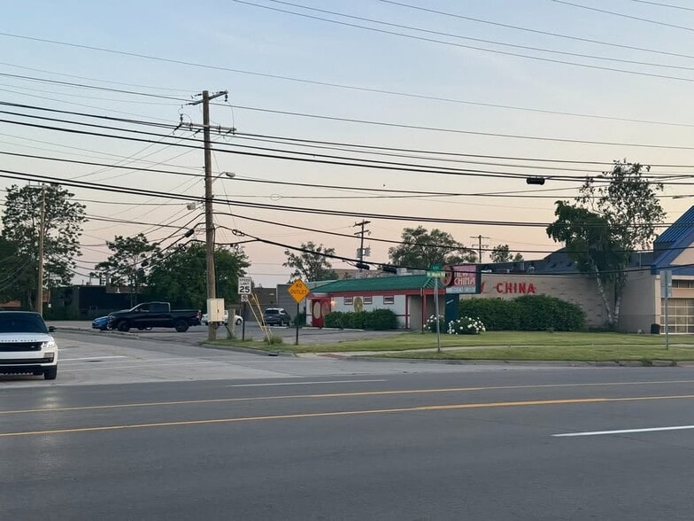 2805 W Maple Rd, Troy, MI for sale - Building Photo - Image 3 of 5