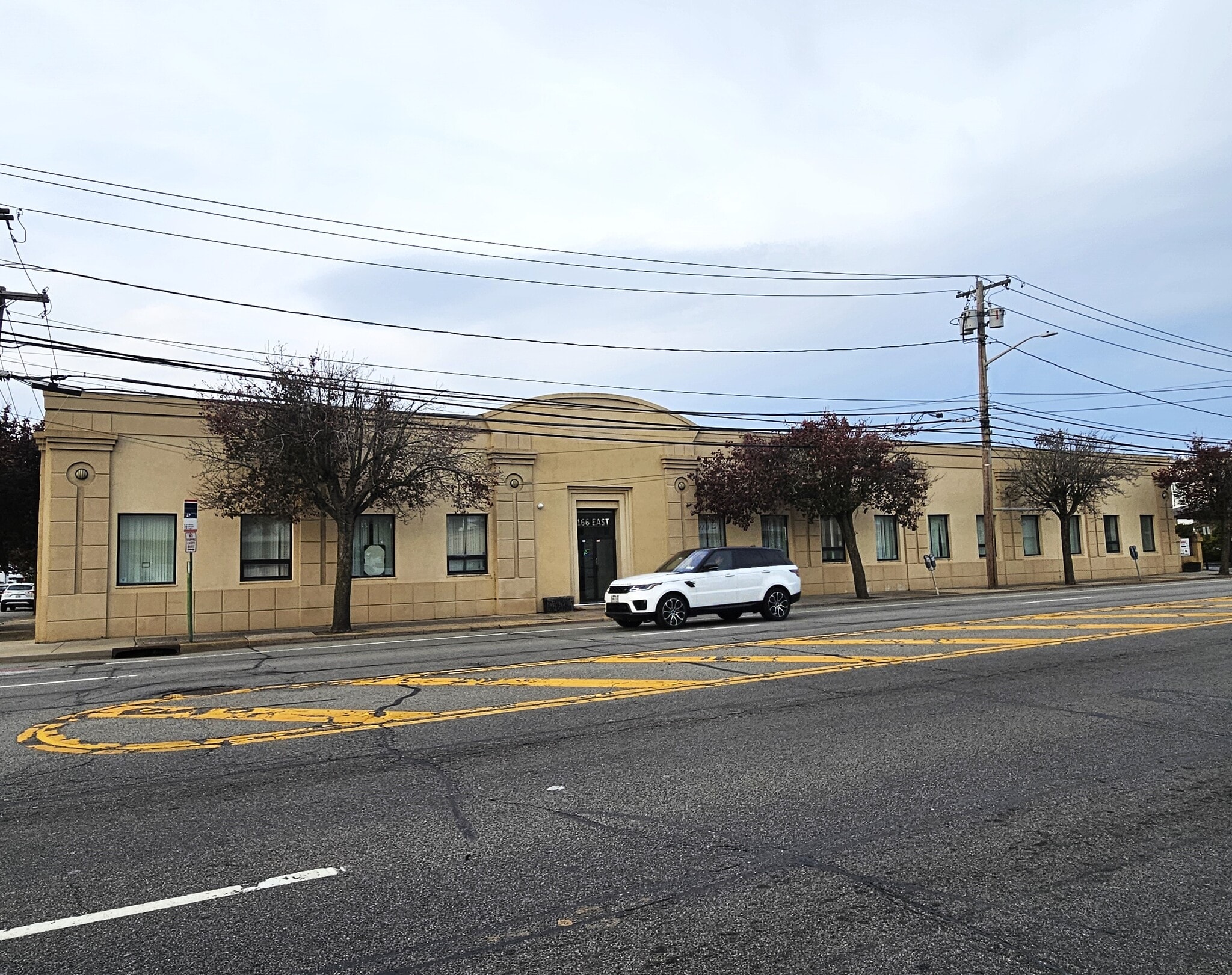 166 E Jericho Tpke, Mineola, NY for lease Building Photo- Image 1 of 47