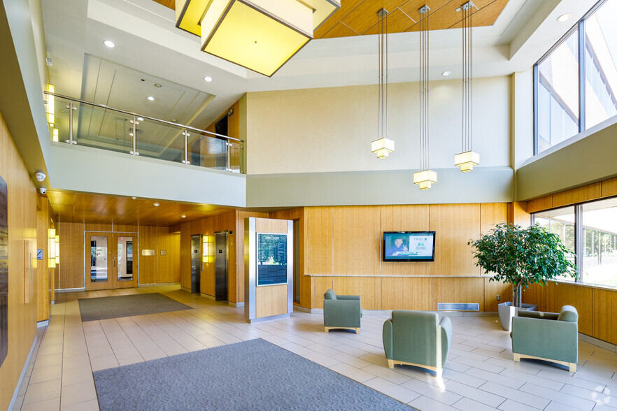 24725 W 12 Mile Rd, Southfield, MI for lease - Lobby - Image 3 of 4