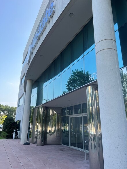 878 Veterans Memorial Hwy, Hauppauge, NY à louer - Photo du bâtiment - Image 3 de 15