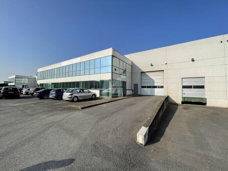 Rue Jacqueline Auriol, Chilly-Mazarin for lease - Building Photo - Image 2 of 14