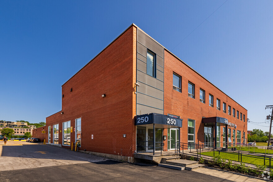 250 Av Dunbar, Mont-Royal, QC à louer - Photo du bâtiment - Image 1 de 7