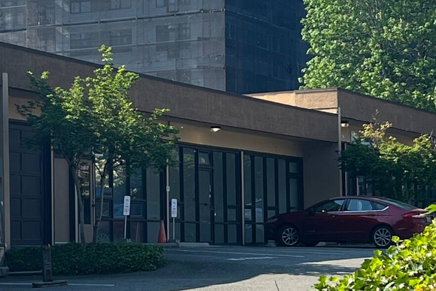 1809 130th Ave NE, Bellevue, WA à louer - Photo du bâtiment - Image 2 de 2