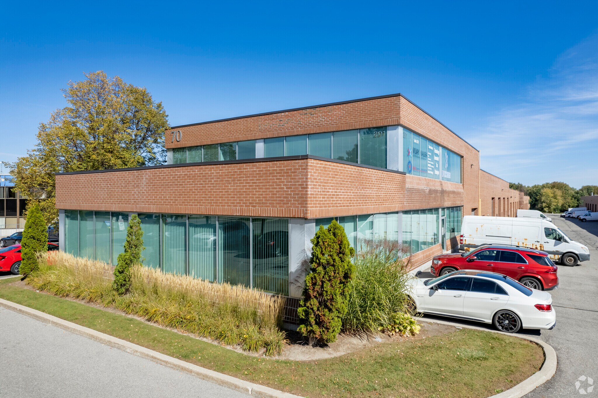 70 E Beaver Creek Rd, Richmond Hill, ON for sale Primary Photo- Image 1 of 9