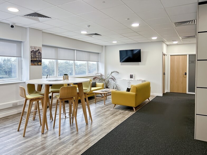 King St, Wigan for lease - Interior Photo - Image 3 of 10