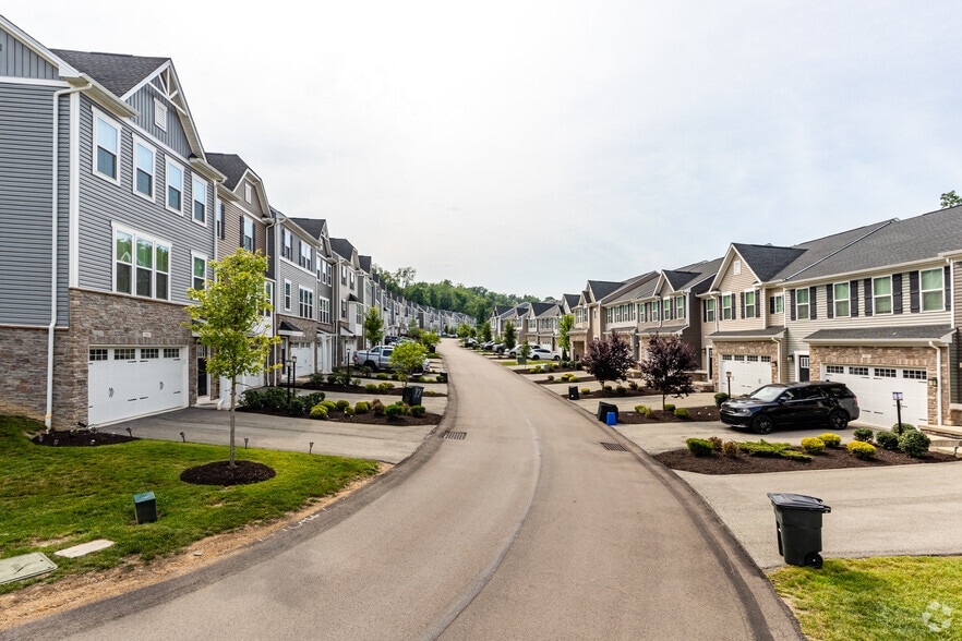 401 Plaza Dr, Pittsburgh, PA à vendre - Photo du bâtiment - Image 3 de 4