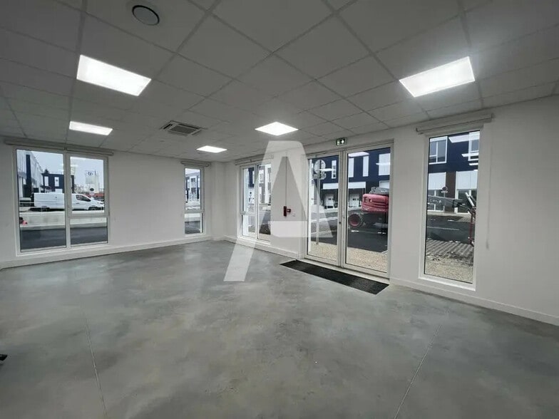Flex in Moissy-Cramayel for lease - Interior Photo - Image 2 of 5