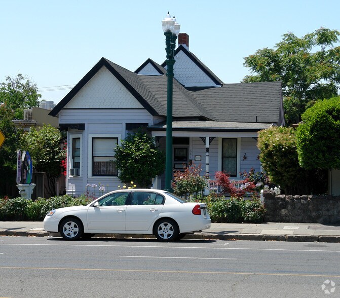 681 Broadway, Sonoma, CA à vendre - Photo du bâtiment - Image 2 de 12