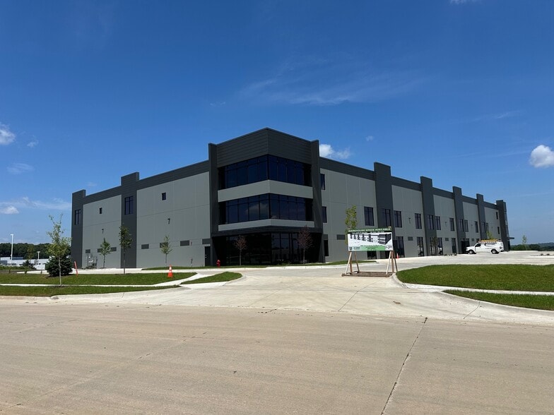 6001 Thornton Ave, Des Moines, IA for lease - Building Photo - Image 2 of 7