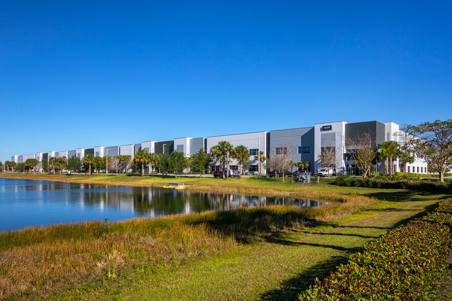 20351 Sheridan St, Fort Lauderdale, FL for lease - Building Photo - Image 3 of 13