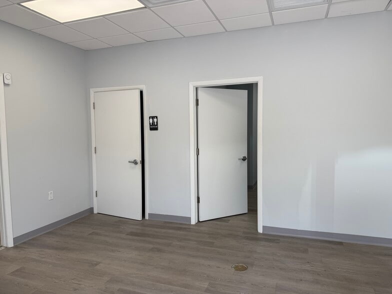 11729 Uradco Pl, San Antonio, FL for lease - Building Photo - Image 2 of 8