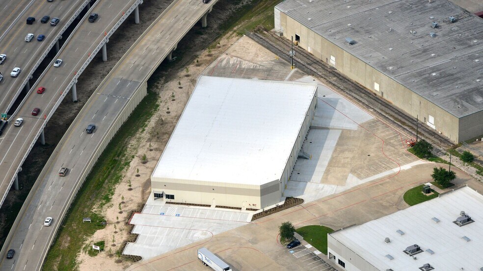 10650 W Little York Rd, Houston, TX à louer - Photo du bâtiment - Image 2 de 2