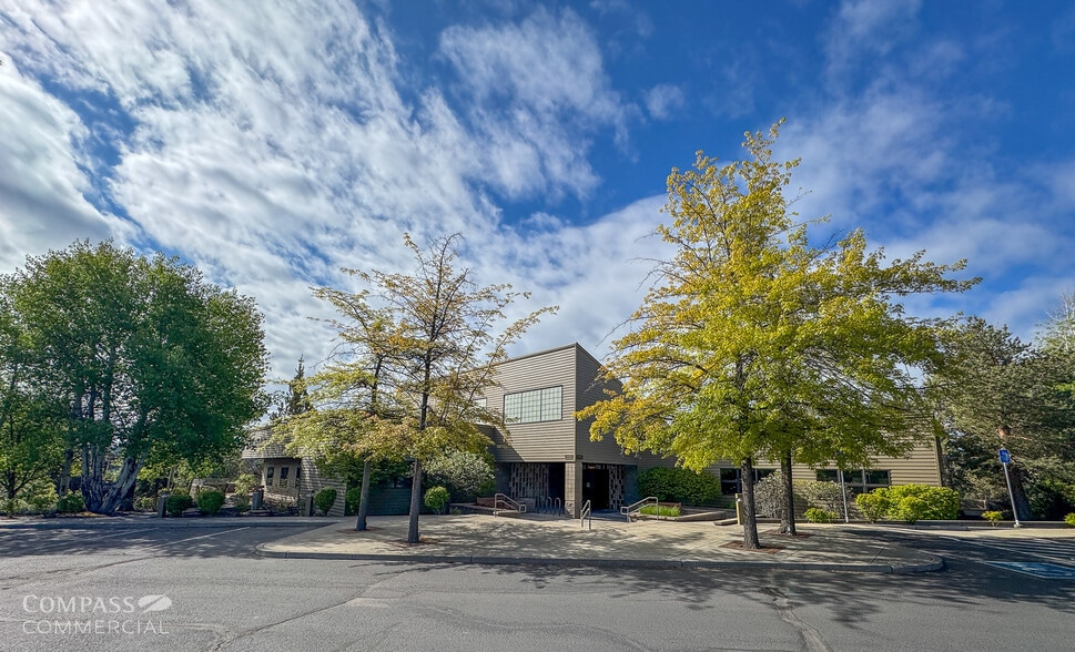 960-1005 SW Disk Dr, Bend, OR à louer - Photo du bâtiment - Image 3 de 7