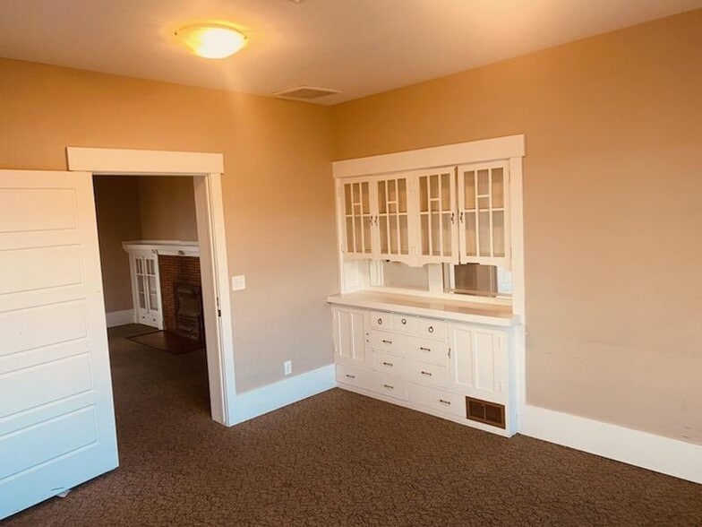 136 S 1st W, Rexburg, ID à louer - Photo du bâtiment - Image 3 de 4