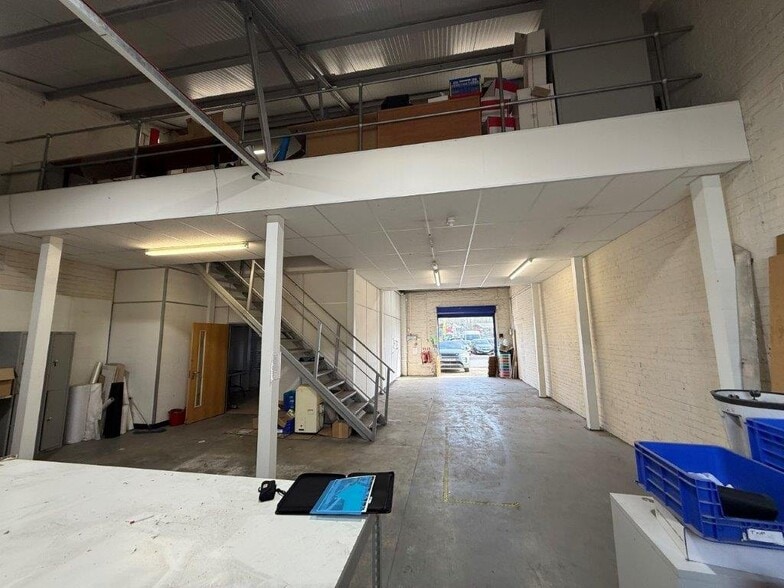 26B Lyon Rd, Walton-On-Thames for lease - Interior Photo - Image 2 of 6