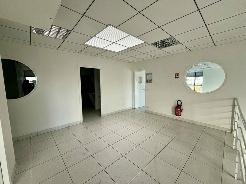 Office in Sorgues for lease - Interior Photo - Image 3 of 8