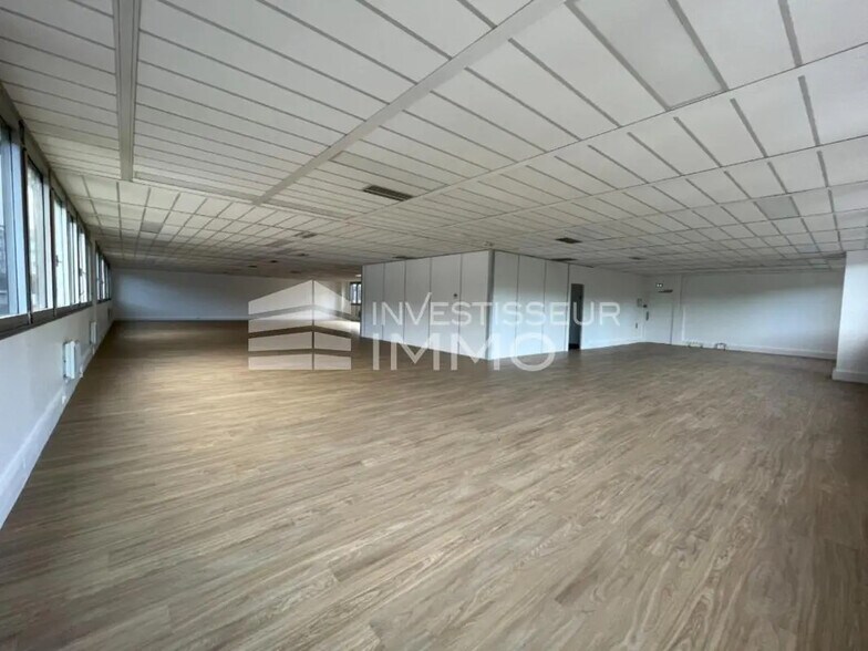 Flex in Gennevilliers for lease - Interior Photo - Image 2 of 10