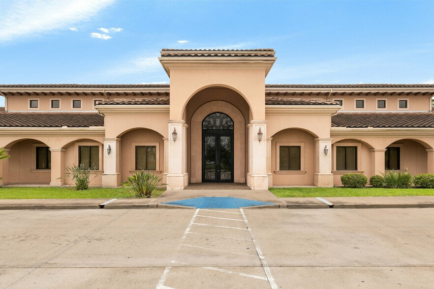 2420 E Tyler Ave, Harlingen, TX à vendre - Photo du bâtiment - Image 2 de 34