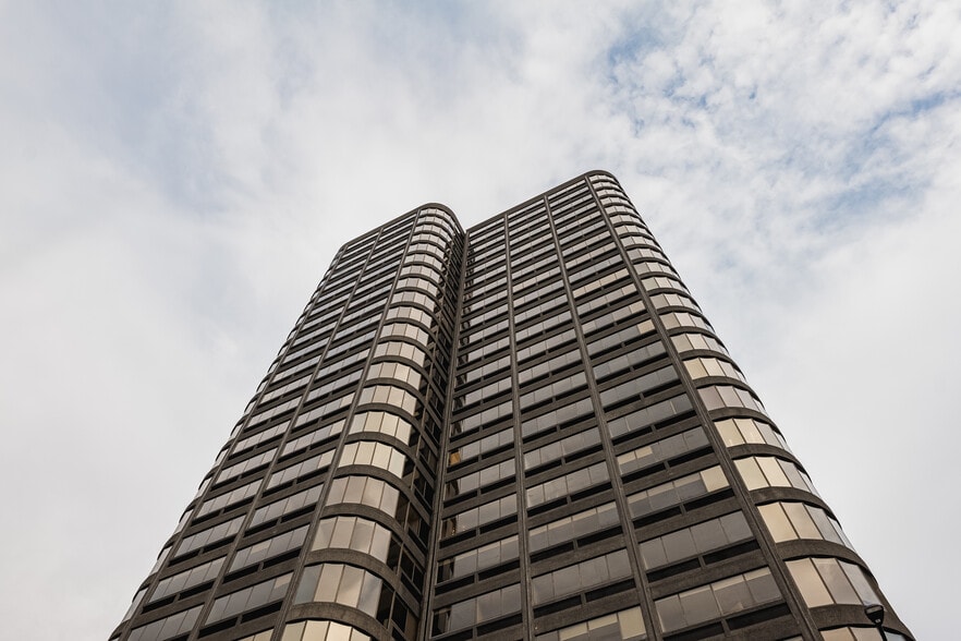 300 Rue Léo-Pariseau, Montréal, QC à louer - Photo du bâtiment - Image 3 de 9