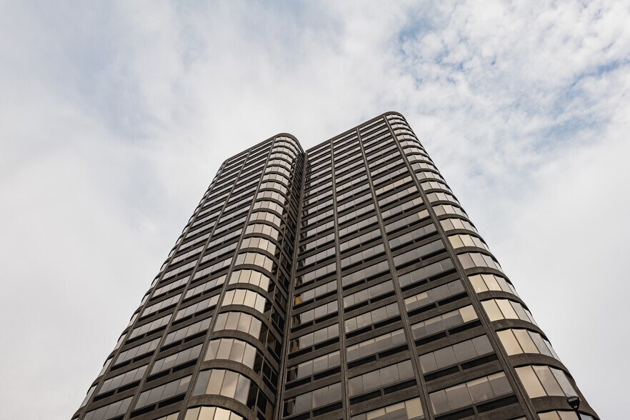 300 Rue Léo-Pariseau, Montréal, QC à louer - Photo du bâtiment - Image 3 de 9
