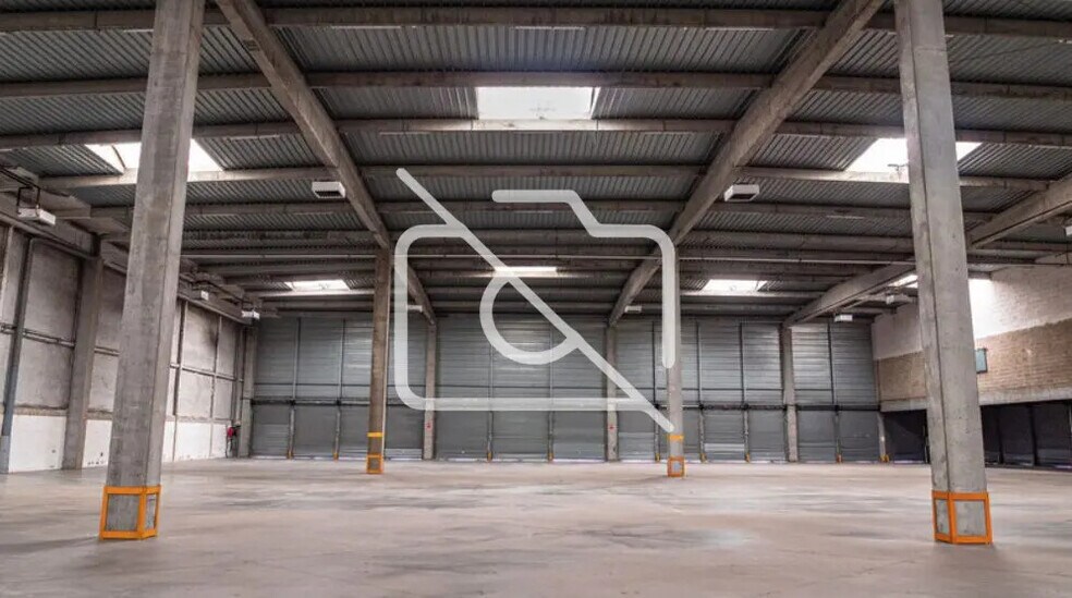 Industrial in Lieusaint for lease - Building Photo - Image 2 of 3