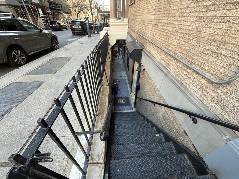 251 W 81st St, New York, NY à louer - Photo du bâtiment - Image 2 de 12