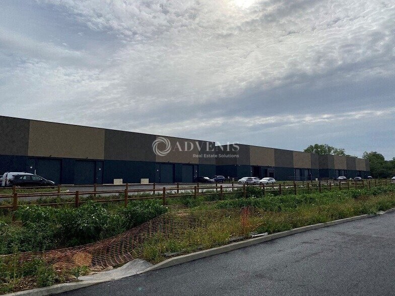 Flex in Aubergenville for sale - Building Photo - Image 3 of 12