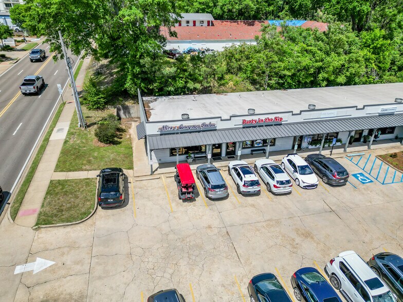 1525 University Ave, Oxford, MS à vendre - Photo du bâtiment - Image 3 de 19