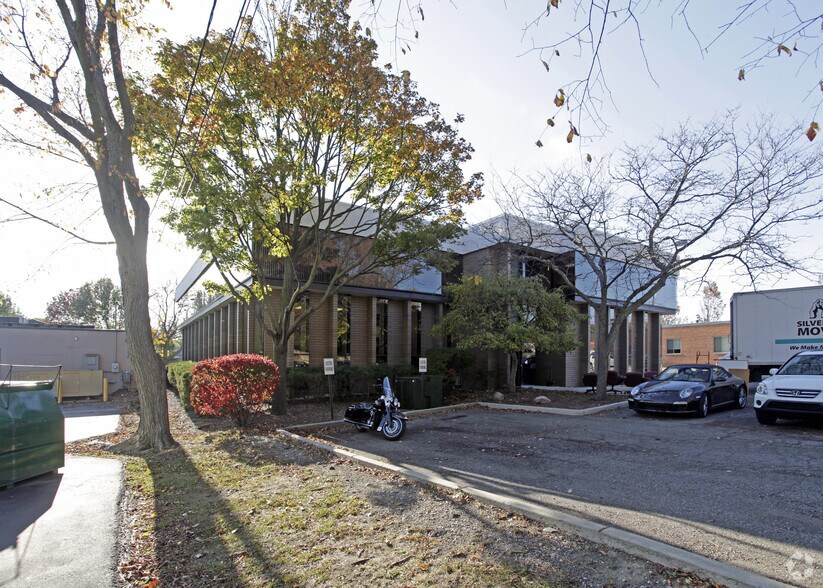 42690 Woodward Ave, Bloomfield Hills, MI à louer - Photo du bâtiment - Image 2 de 7