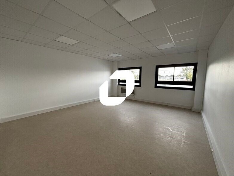 Office in Brétigny-sur-Orge for lease - Interior Photo - Image 1 of 10