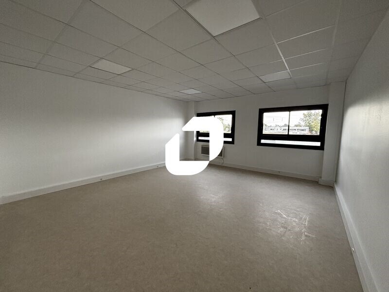 Office in Brétigny-sur-Orge for lease Interior Photo- Image 1 of 11