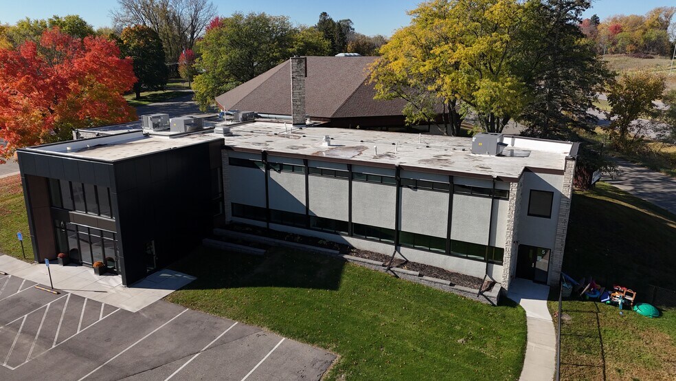 4215 Fairview Ave, Minnetonka, MN à vendre - Photo du bâtiment - Image 2 de 27