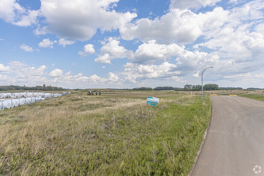 Manitoba Way, Spruce Grove, AB for sale - Primary Photo - Image 1 of 3