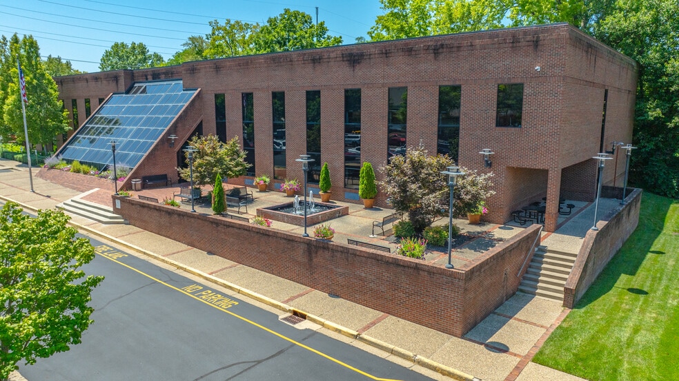 9911 Shelbyville Rd, Louisville, KY for lease - Building Photo - Image 1 of 3