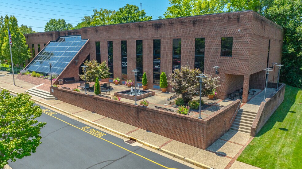 9911 Shelbyville Rd, Louisville, KY à louer - Photo du bâtiment - Image 1 de 3