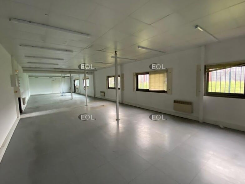 Flex in Lisses for lease - Interior Photo - Image 3 of 23