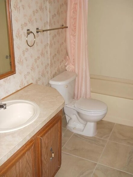 3 UNIT RENTAL INCOME PROPERTY portfolio of 2 properties for sale on LoopNet.ca - Building Photo - Image 3 of 14