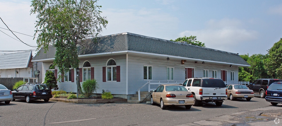 911 Montauk Hwy, Shirley, NY à louer - Photo principale - Image 1 de 3