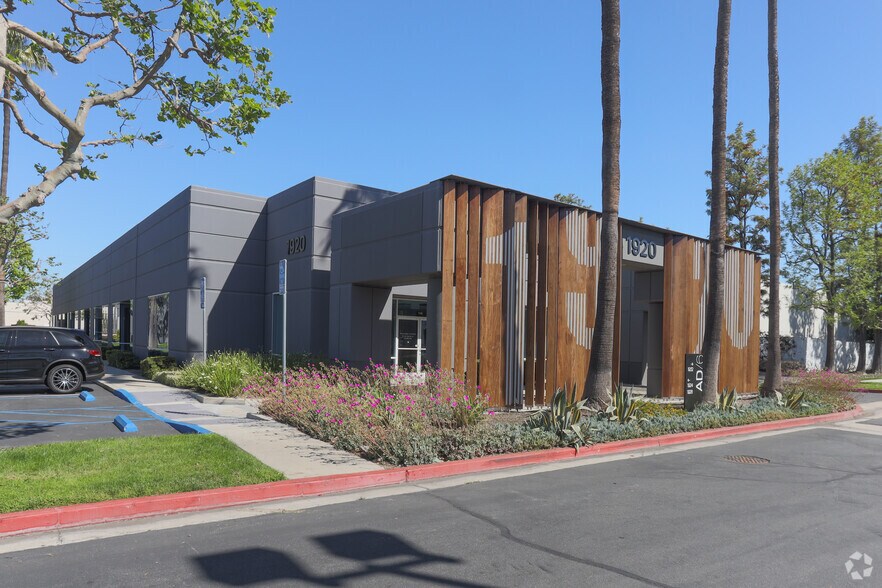 1932 E Deere Ave, Santa Ana, CA à louer - Photo du bâtiment - Image 3 de 15