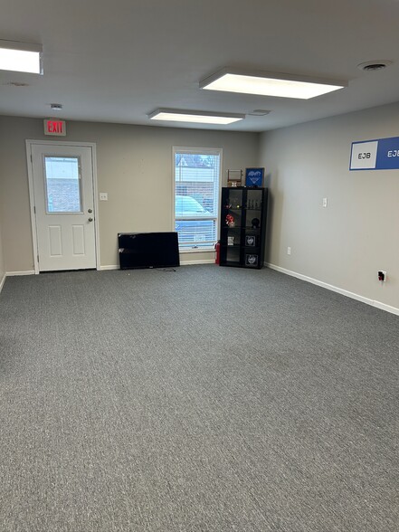 1201 W College St, Liberty, MO for lease - Interior Photo - Image 2 of 22