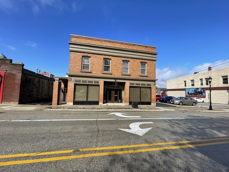720 Clinton St, Waukesha, WI for sale - Building Photo - Image 2 of 33