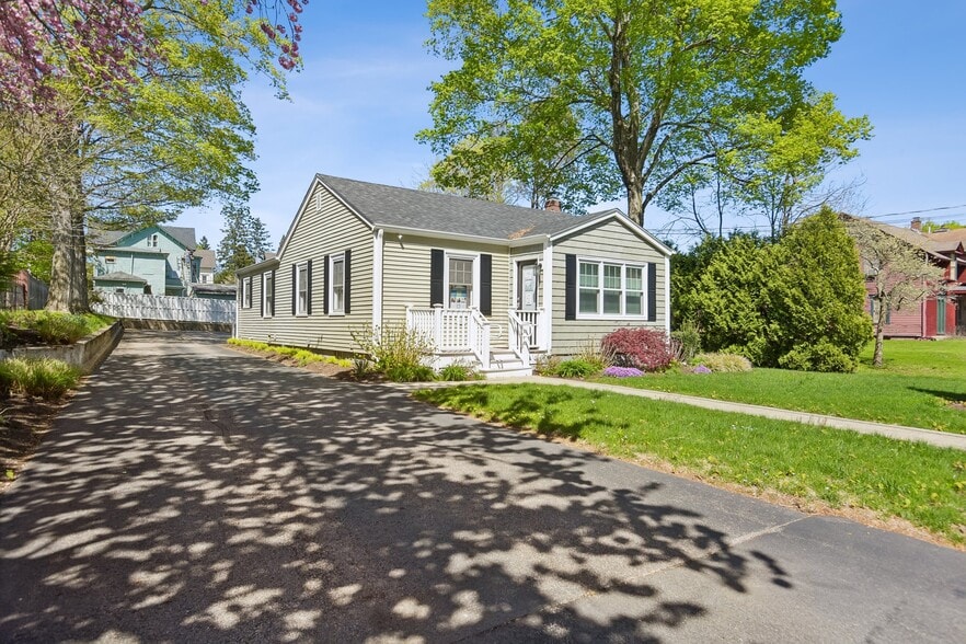65 Sachem St, Norwich, CT à vendre - Photo du bâtiment - Image 2 de 28