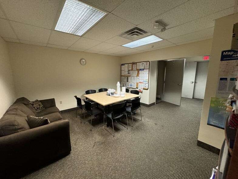 1604 Kansas Ave, Lorain, OH for sale - Interior Photo - Image 3 of 8