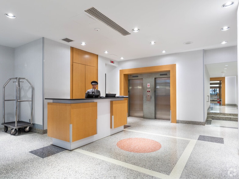 330 W 58th St, New York, NY for lease - Lobby - Image 3 of 14