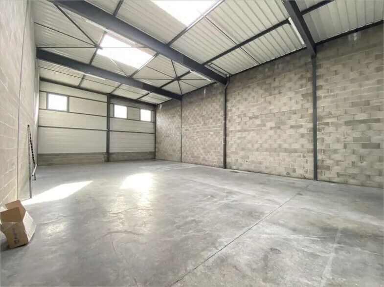 Flex in Saint-Priest for lease - Interior Photo - Image 1 of 5