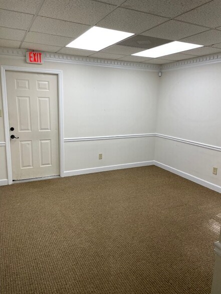 650 Hillcrest Rd, Lilburn, GA à louer - Photo du bâtiment - Image 3 de 9