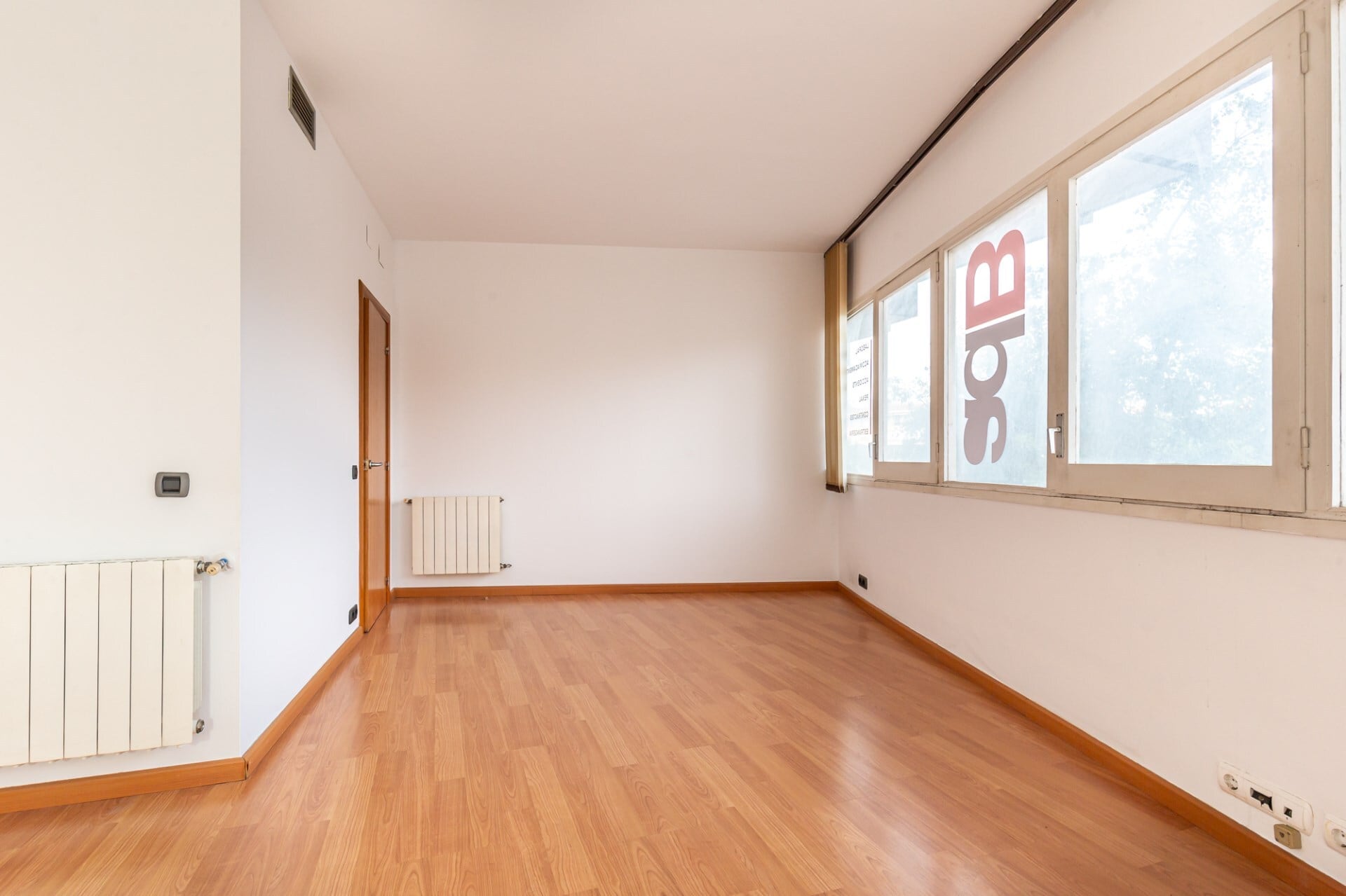 Office in Esplugues de Llobregat, Barcelona for lease Interior Photo- Image 1 of 17