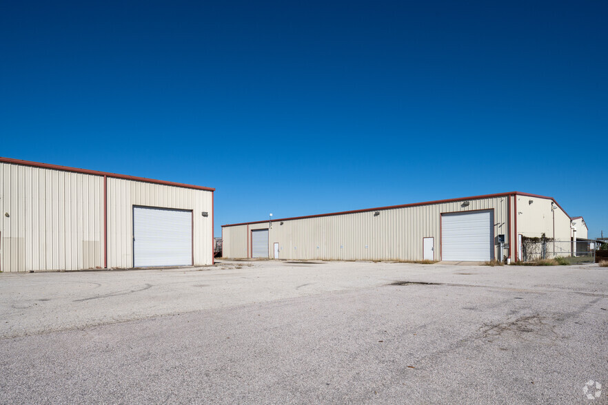 +69K SF Industrial Portfolio Near Austin portefeuille de 5 propriétés à vendre sur LoopNet.ca - Photo du bâtiment - Image 1 de 30