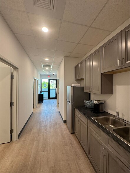 9100 Belvedere Rd, Royal Palm Beach, FL à louer - Photo du bâtiment - Image 3 de 11